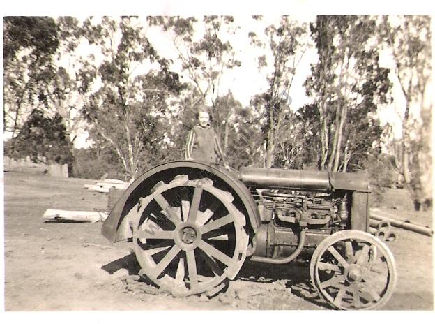 Glad Weymes on tractor - Laanecoorie 1941