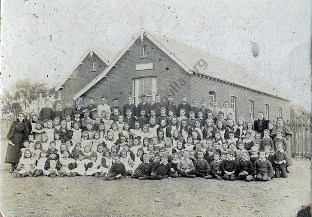 Tarnagulla School - year unknown. Kindly provided by Dennis Carnell