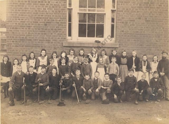 Tarnagulla School - year unknown.Kindly provided by Dennis Carnell.