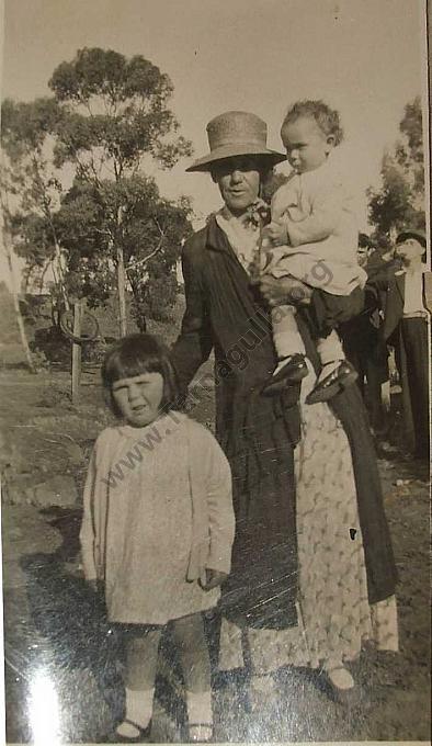 A65 Mother of Greta Green and her grandaughters Margaret and Joan Grey