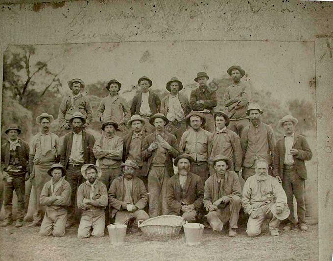 A85 O'Briens threshing machine team men(1)