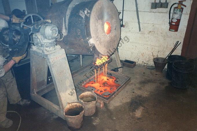 2000b Reef Mining NL Wattle Gully Gold Room pouring an ingot