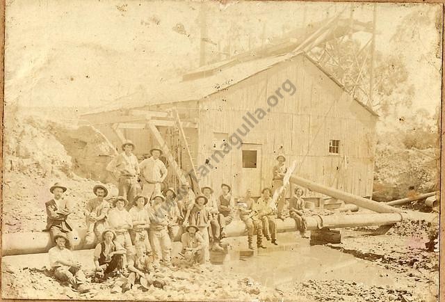 Davies and Kershaw's dredging plant (hydraulic sluice), c. 1907.
From the Win and Les Williams family collection.