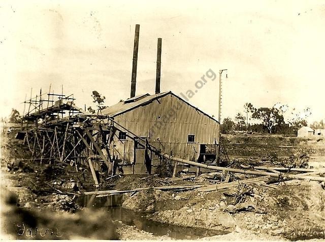 Tarnagulla Gold Estates NL's hydraulic sluicing dredge, Sandy Creek Lead, Tarnagulla, 1911.
From the Win and Les Williams Collection.