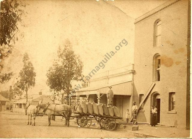 Tarnagulla Flour Mill, c.1890.
Extreme left note the chimney stack for Treloar's foundry.
From the Win and Les Williams family collection.