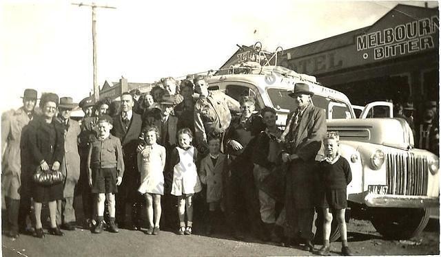 Bus picking up passengers outside the Golden Age Hotel, Tarnagulla, c.1950, probably a Reunion.
From the Win and Les Williams Collection.