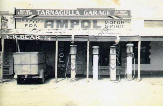 Frank Bear's garage, Tarnagulla, 1946 - Opposite the Golden Age Hotel.
David Gordon Collection