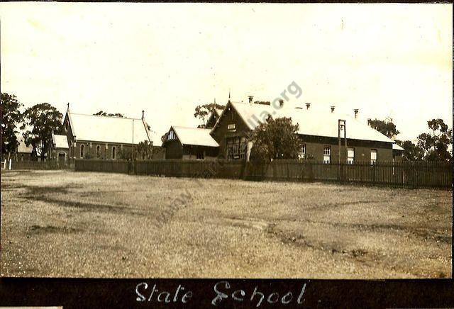 Tarnagulla State School, with the 
Roman Catholic Church to the left.
From the Marie Aulich Collection