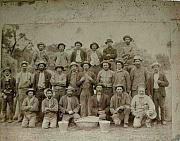 A85 O'Briens threshing machine team men(1)